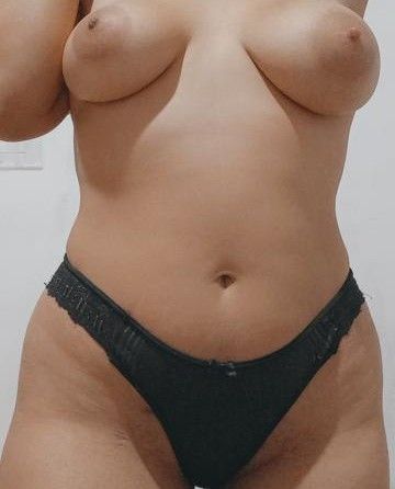 olá amores, estou vindo para o Brasil... vou ficar aqui em Roraima por um tempinho, meu atendimento é sem luxos e sem frescura: Anal, vaginal, oral... atendo casais, sem pressa... tenho 24 anos, só não gosto de me machucarem, o resto vamos nos divertir, garanto que você não vai se arrepender, estou na cidade por pouco tempo, beijos!

